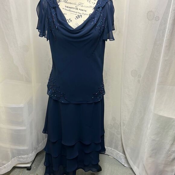 Beautiful two-piece dress size 12, lightweight, gorgeous, sequin working - Picture 1 of 13